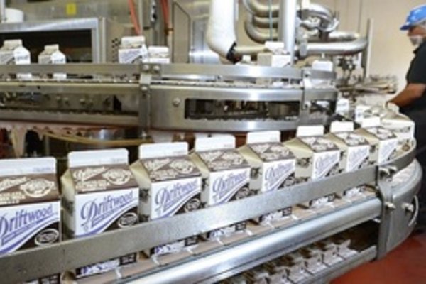 Công ty con Vinamilk tặng Food Bank Los Angeles 23.000 lít sữa