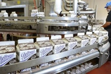 Công ty con Vinamilk tặng Food Bank Los Angeles 23.000 lít sữa